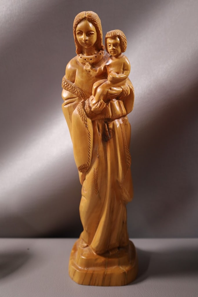 VINTAGE HOLY LAND FIGURE: A VINTAGE MADONNA AND CHILD OLIVE WOOD FIGURE FROM THE HOLY LAND. VERY GOOD CONDITION. 10.5" 