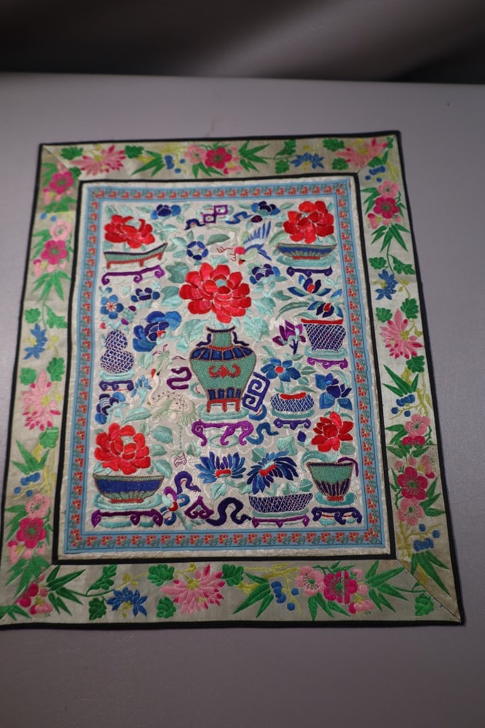 VINTAGE ASIAN TAPESTRY: A VINTAGE ASIAN TAPESTRY, POSSIBLY SILK. HAS A RED AND BLUE FLORAL MOTIF. VERY GOOD CONDITION. 13" X 16" 