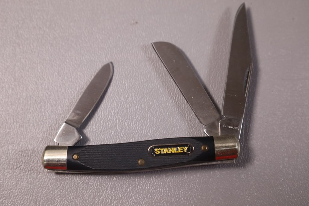 POCKET KNIFE: A STANLEY BRAND LIKE NEW POCKET KNIFE. 
