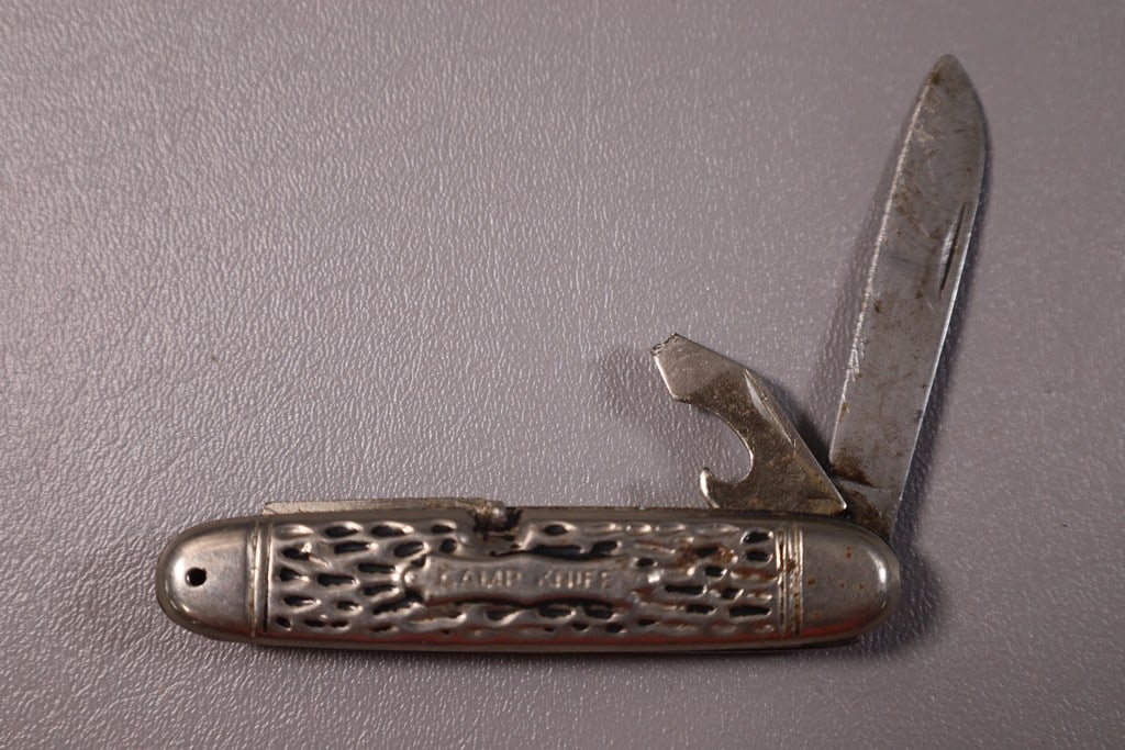 POCKET KNIFE: A VINTAGE CAMP POCKET KNIFE. GOOD CONDITION. 