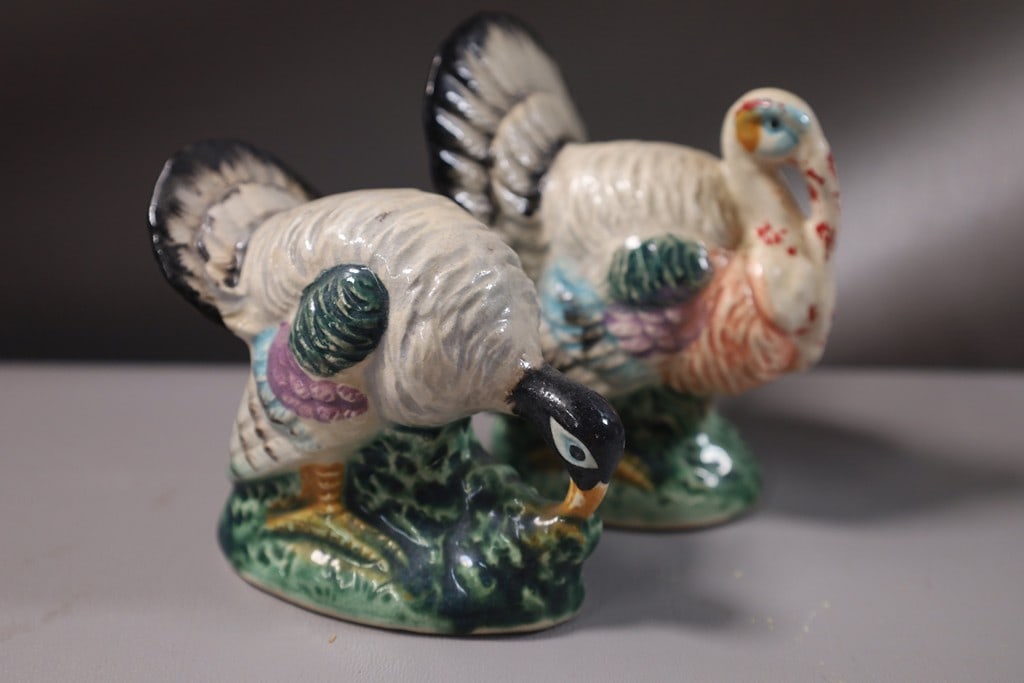 VINTAGE SALT & PEPPER: A VINTAGE MALE AND FEMALE TURKEY CERAMIC SALT AND PEPPER SET. GOOD CONDITION. 