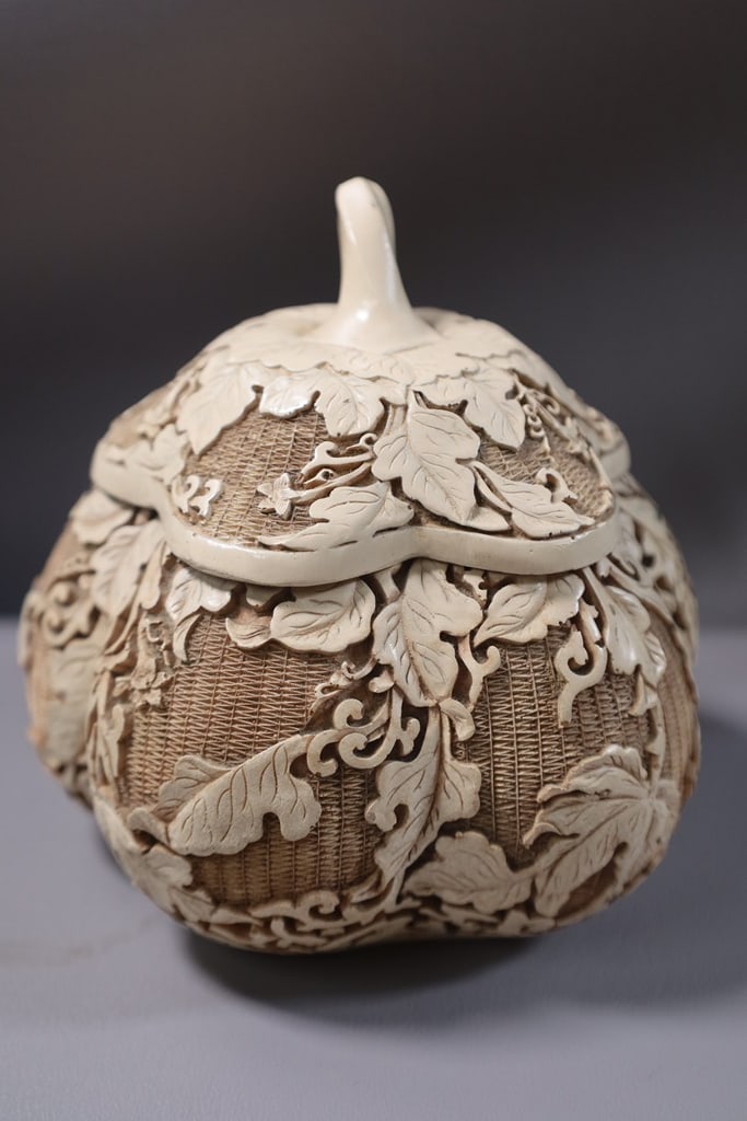 TRINKET BOX: A VINTAGE TRINKET BOX WITH A 3-D MOTIF. VERY GOOD CONDITION. 5" 