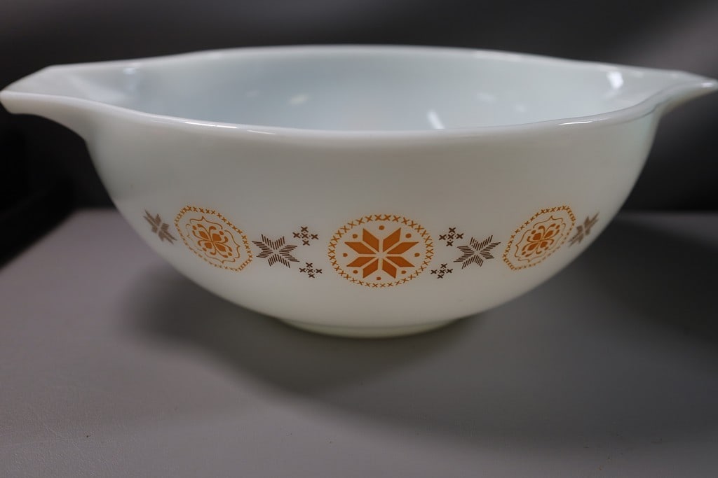 VINTAGE PYREX: A VINTAGE PYREX TOWN AND COUNTRY PATTERN BOWL. VERY GOOD CONDITION. 