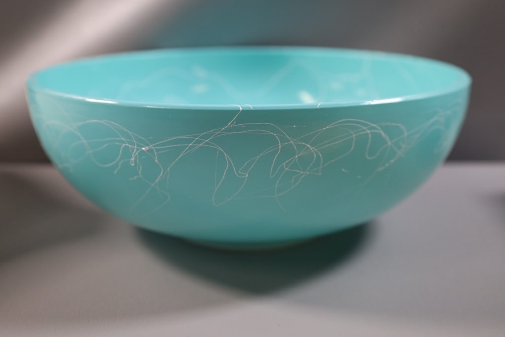 MID-CENTURY MODERN BOWL: A VINTAGE MID-CENTURY MODERN SPAGHETTI STRING MOTIF BOWL. VERY GOOD CONDITION. 