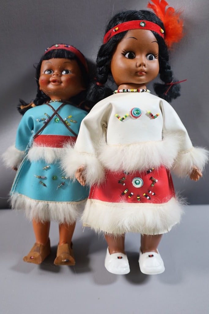 VINTAGE DOLLS: A PAIR OF VINTAGE NATIVE AMERICAN PLASTIC DOLLS. VERY GOOD CONDITION. 