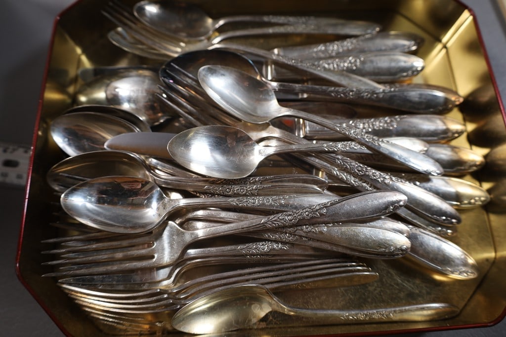 ONEIDA FLATWARE: A GROUP OF ONEIDA SILVERPLATE FLATWARE. VERY GOOD CONDITION. 