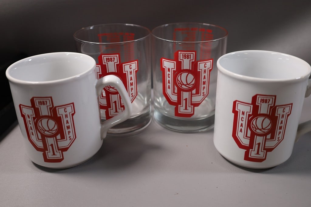 VINTAGE INDIANA GLASSES: A GROUP OF 4 VINTAGE 1980'S INDIANA UNIVERSITY BASKETBALL CHAMPS CUPS AND GLASSES. VERY GOOD CONDITION. 