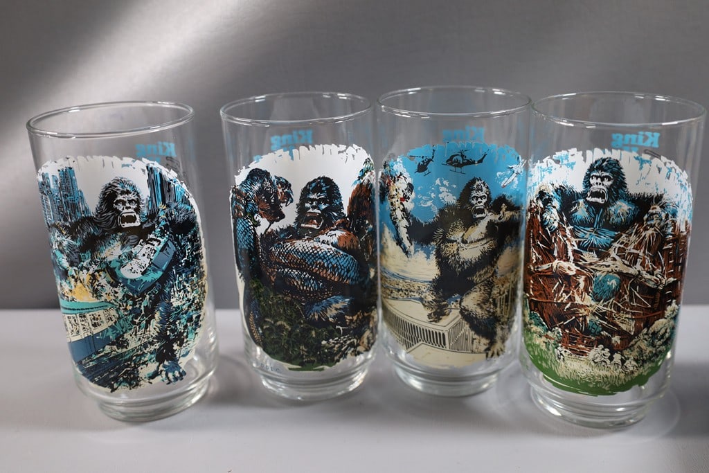VINTAGE KING KONG GLASSES: A GROUP OF 4 VINTAGE 1976 COCA COLA KING KONG GLASSES. VERY GOOD CONDITION. 
