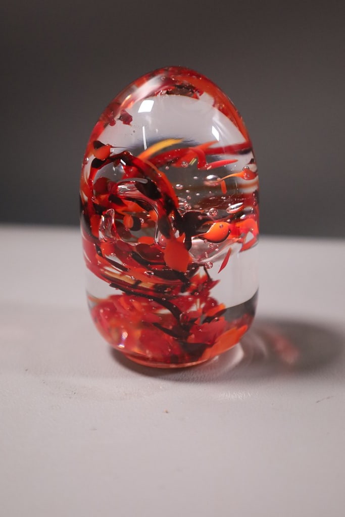 ART GLASS: A VINTAGE ART GLASS PAPERWEIGHT. VERY GOOD CONDITION. 2.5" 