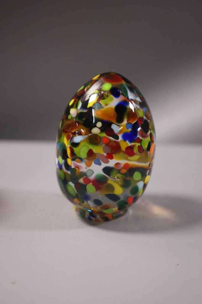 ART GLASS: A VINTAGE ART GLASS EGG PAPERWEIGHT. VERY GOOD CONDITION. 2" 