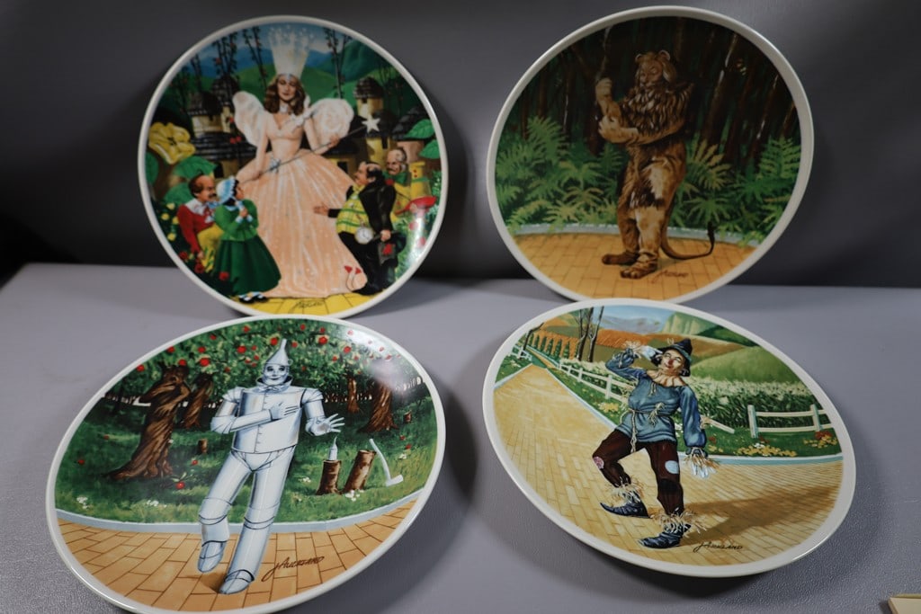 VINTAGE KNOWLES: A GROUP OF 4 VINTAGE KNOWLES WIZARD OF OZ PLATES. VERY GOOD CONDITION. 