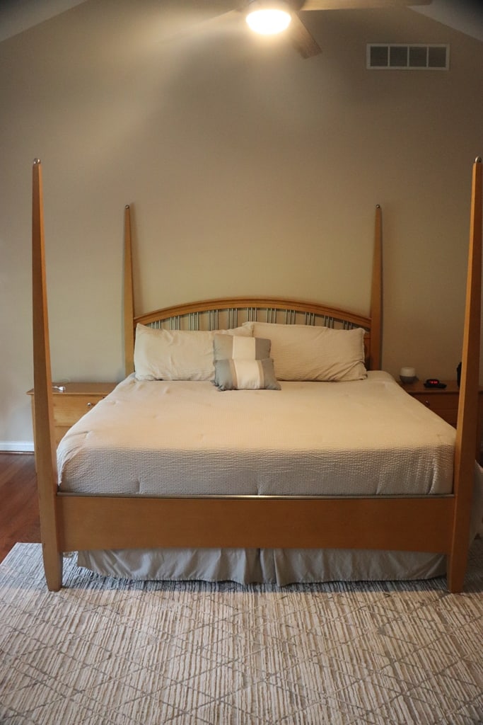 FOUR POST BEDFRAME (1 of 4)
