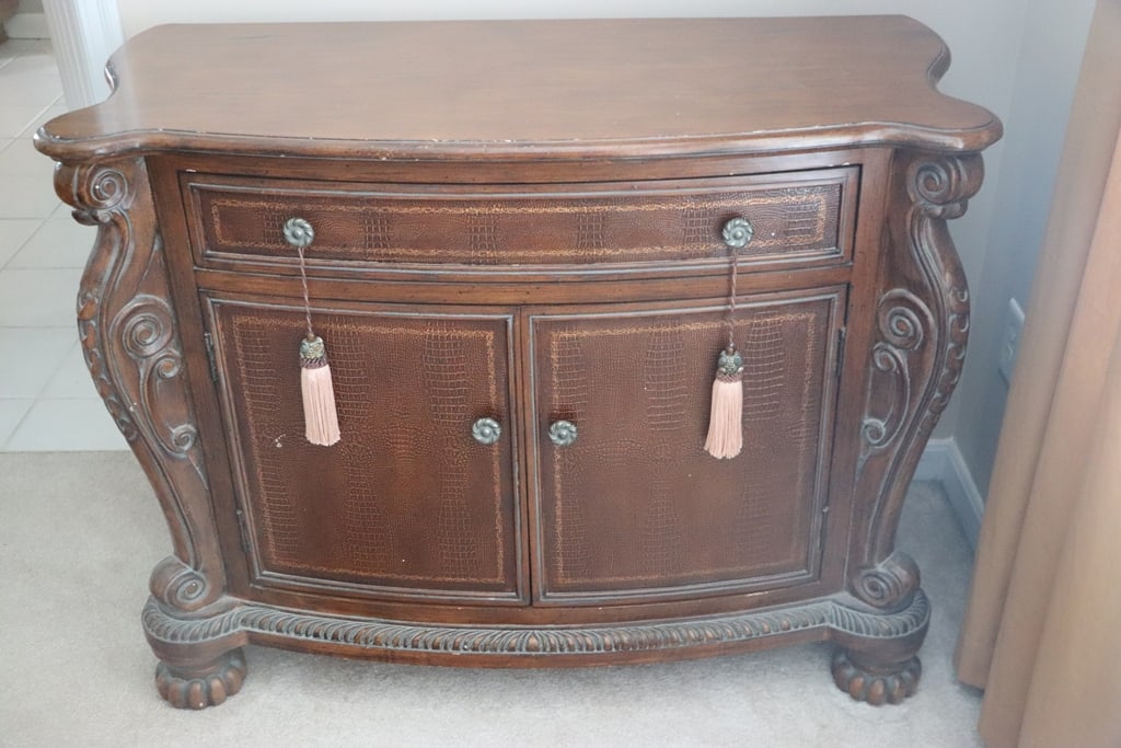 STORAGE CHEST: A HEAVY STORAGE CHEST WITH A DRAWER. GREAT VINTAGE LOOK. VERY GOOD CONDITION. 