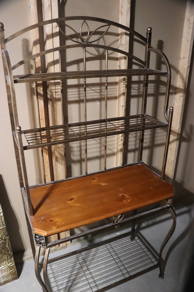 BAKER'S RACK: A METAL AND WOOD BAKER'S RACK. VERY GOOD CONDITION. 