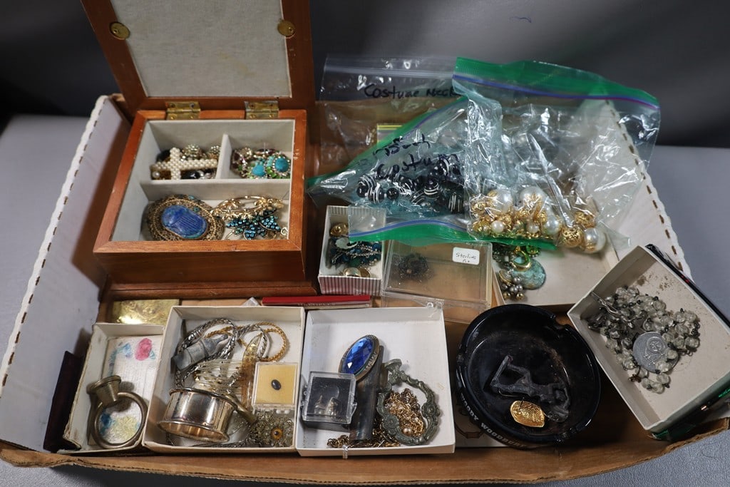 COSTUME JEWELRY: A GROUP OF COSTUME JEWELRY. GOOD CONDITION. 
