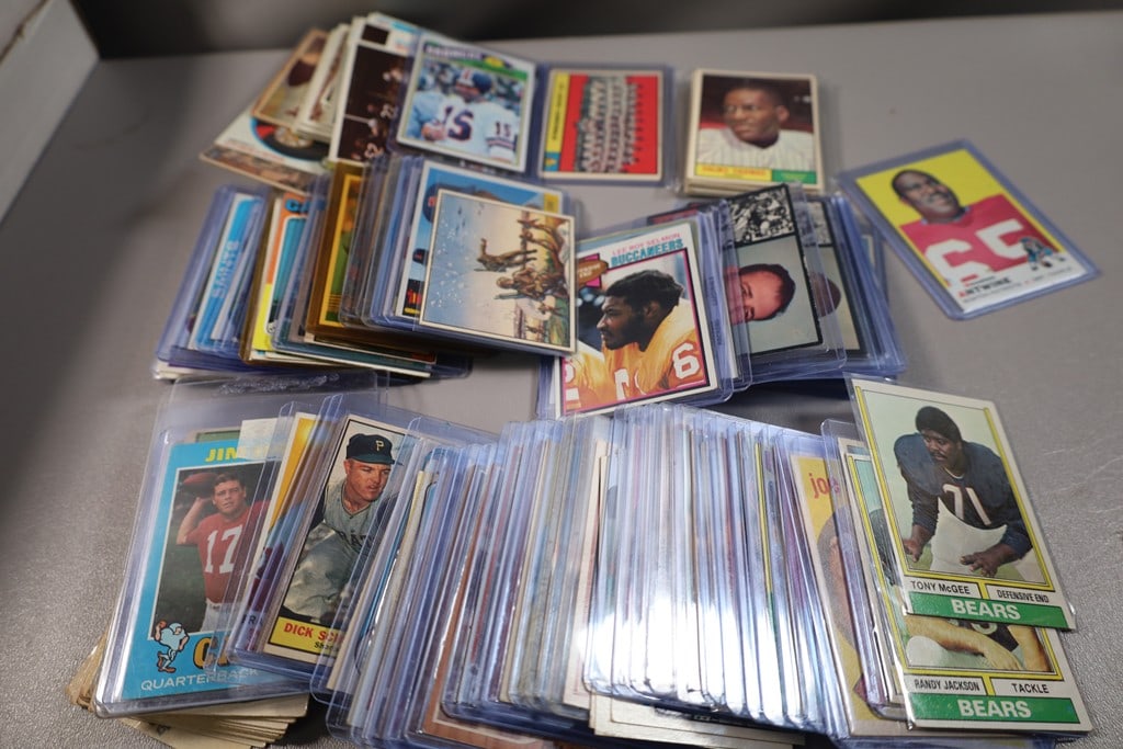 VINTAGE SPORTS CARDS: A GROUP OF VINTAGE SPORTS CARDS, MOSTLY BASEBALL AND FOOTBALL. 