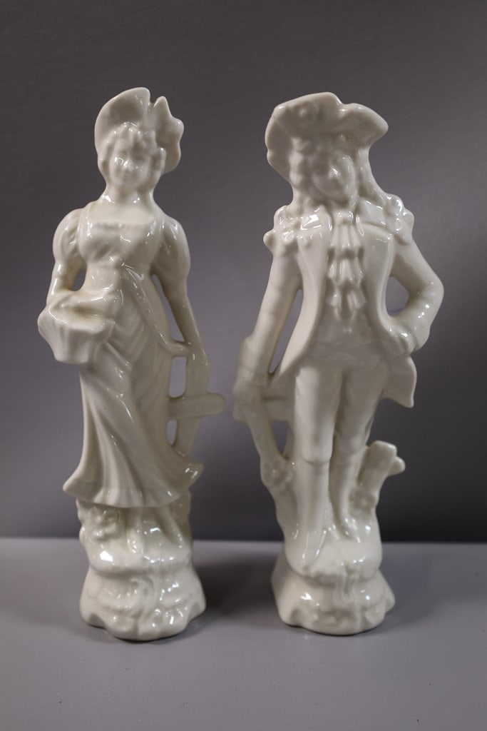 VINTAGE FIGURES: A PAIR OF VINTAGE WHITE CERAMIC FIGURES. VERY GOOD CONDITION. 7"