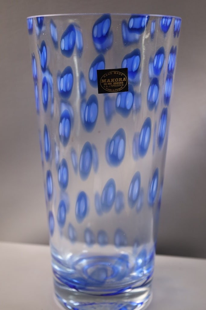 ART GLASS VASE: A POLISH MAKORA ART GLASS VASE. VERY GOOD CONDITION. 11.75"