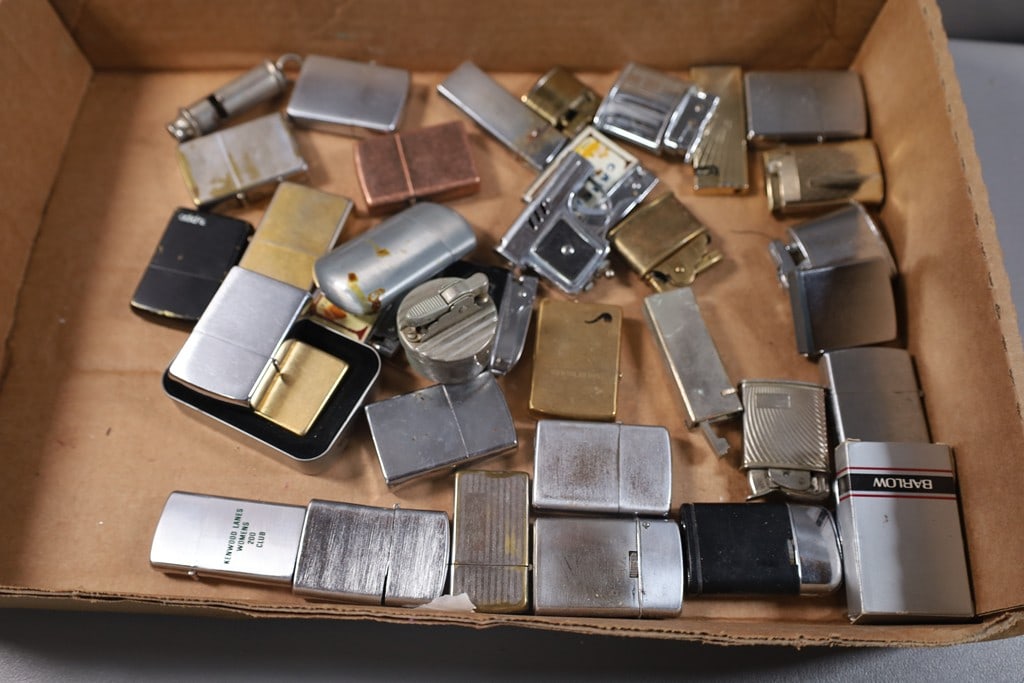 LIGHTERS: A GROUP OF VINTAGE LIGHTERS INCLUDING PLAIN ZIPPO LIGHTERS. GOOD CONDITION.