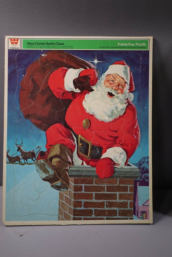 VINTAGE PUZZLE: A VINTAGE WHITMAN HERES COMES SANTA CHRISTMAS PUZZLE. GOOD CONDITION.