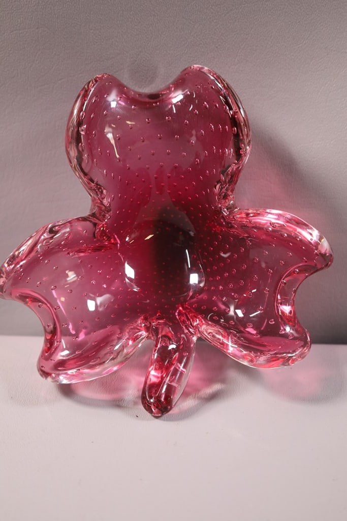 ART GLASS: A PINK ART GLASS 3 LEAF DISH. VERY GOOD CONDITION. 7"