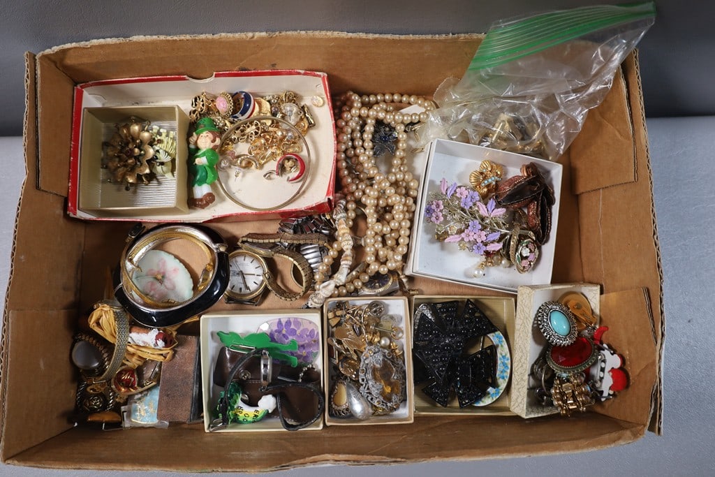 COSTUME JEWELRY (1 of 1)