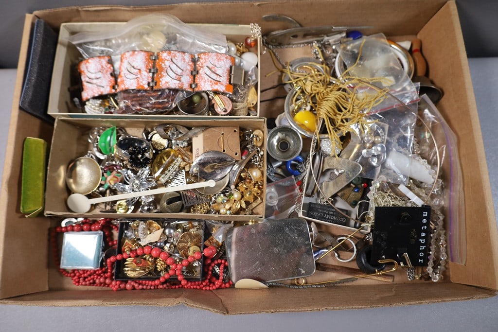 COSTUME JEWELRY: A BOX OF VINTAGE COSTUME JEWELRY. VARIOUS CONDITION.