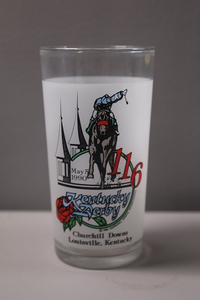 KENTUCKY DERBY GLASS: A 1990 KENTUCKY DERBY GLASS. VERY GOOD CONDITION.