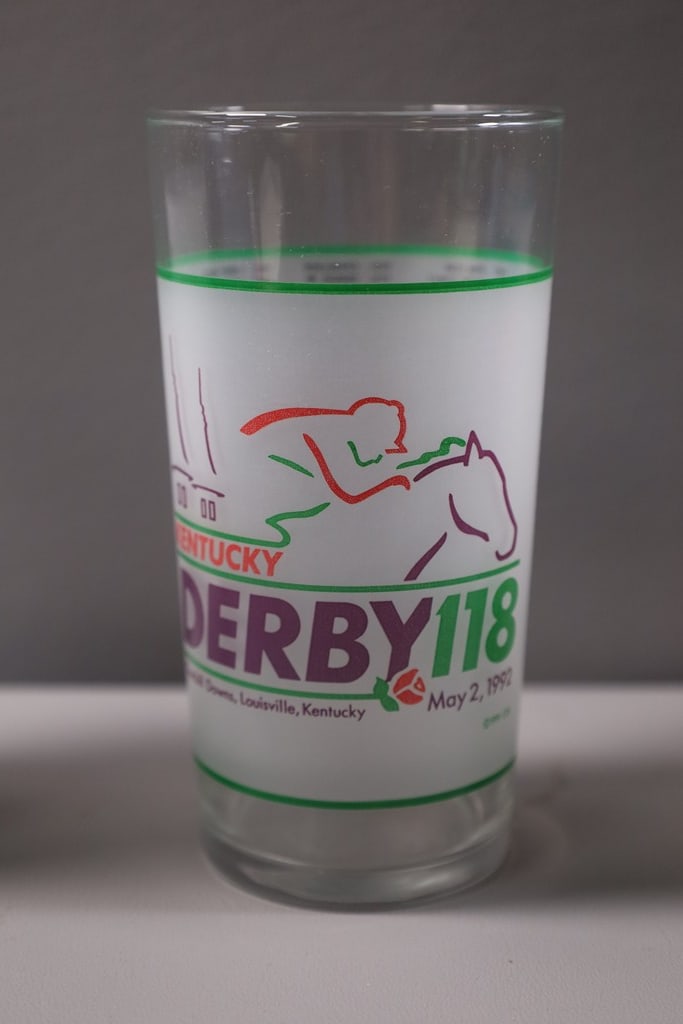 KENTUCKY DERBY GLASS: A 1992 KENTUCKY DERBY GLASS. VERY GOOD CONDITION.