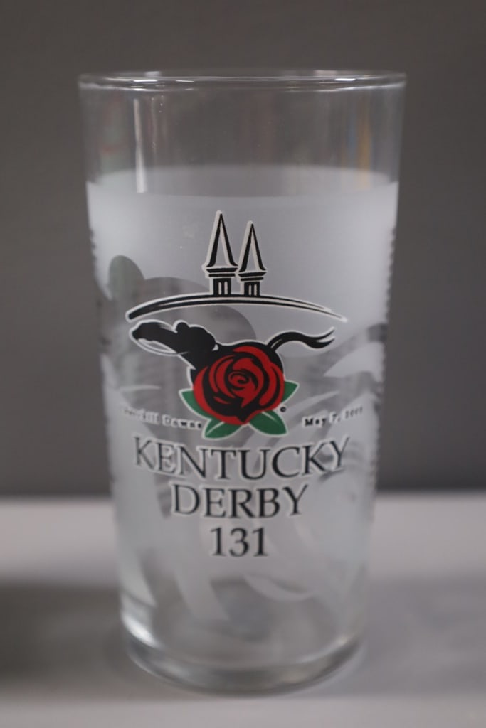 KENTUCKY DERBY GLASS: A 2005 KENTUCKY DERBY GLASS. VERY GOOD CONDITION.