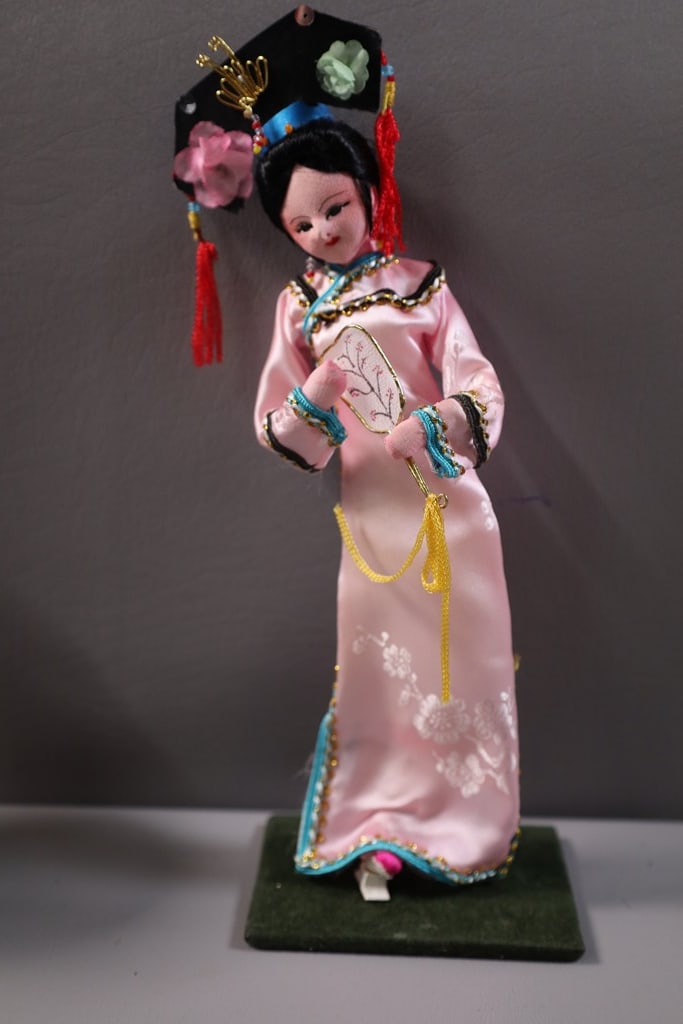 VINTAGE SILK DOLL: A VINTAGE CHINESE DOLL WITH HAND MADE SILK CLOTHES. VERY GOOD CONDITION, 9.5"