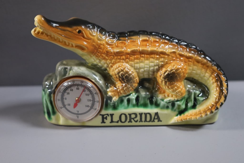 VINTAGE FLORIDA TRINKET: A VINTAGE FLORIDA ALLIGATOR ROMM THERMOMETER TRINKET. VERY GOOD CONDITION. 5" L