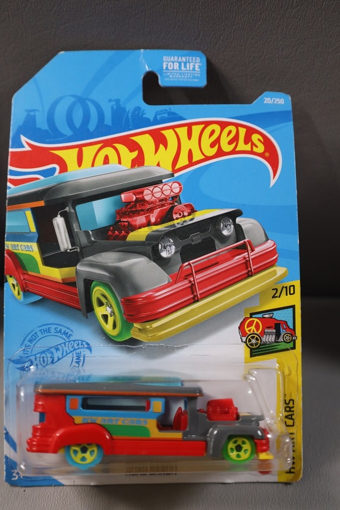 HOT WHEELS CAR: A HOT WHEELS ROAD BANDIT ART CAR. NEW BUT BOX/PACKAGE MIGHT HAVE CONDITION ISSUES.