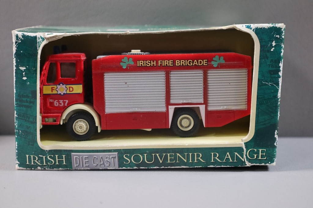 FIRE TRUCK DIE CAST (1 of 1)