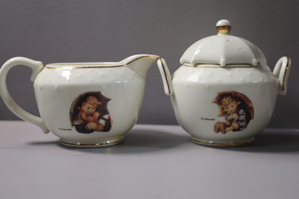 HUMMEL SET: A VINTAGE DANBURY MINT HUMMEL CREAMER AND SUGAR SET. VERY GOOD CONDITION.