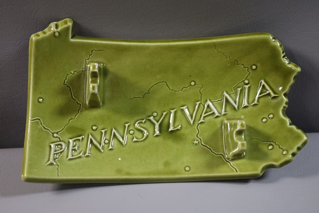 VINTAGE ASHTRAY: A VINTAGE MID-CENTURY MODERN ASHTRAY SHAPED LIKE THE STATE OF PENNSYLVANIA. VERY GOOD CONDITION. 8" L
