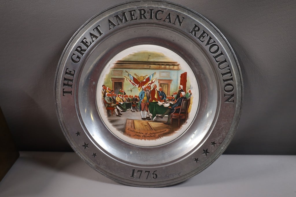 VINTAGE BI-CENTENNIAL: A VINTAGE 1976 BI-CENTENNIAL PEWTER AND PORCELAIN DECLARATION OF INDEPENDENCE PLATE. VERY GOOD CONDITION.