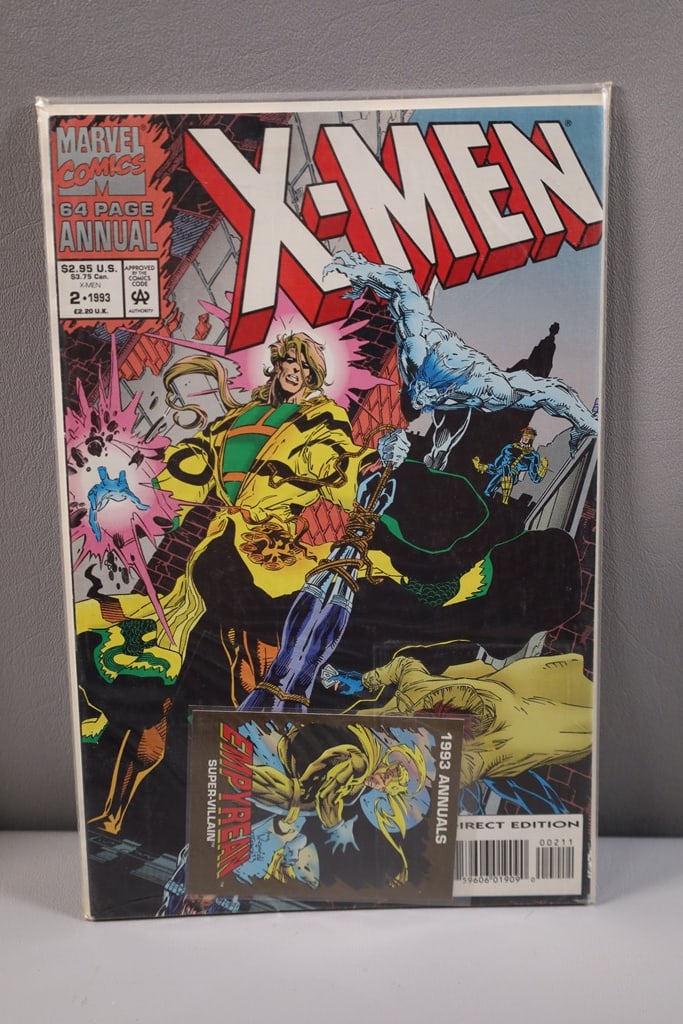 MARVEL COMIC: A MARVEL X-MEN ANNUAL #2 COMIC WITH TRADING CARD.