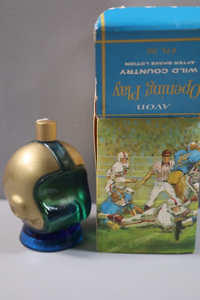 VINTAGE AVON: A VINTAGE AVON FOOTBALL HELEMT BOTTLE. VERY GOOD CONDITION.