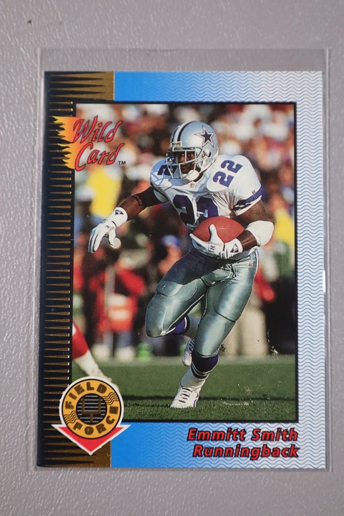 EMMITT SMITH CARD: A 1993 WILD CARD GOLD FIELD FORCE INSERT. NEAR MINT OR BETTER CONDITION.