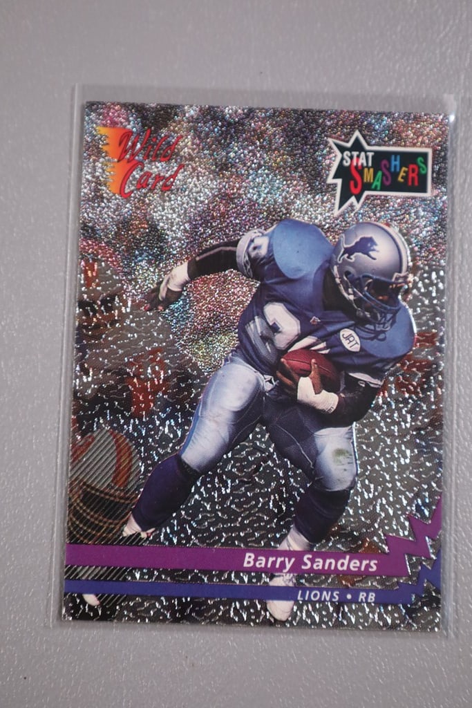 BARRY SANDERS CARD: A 1992 STAT SMASHER INSERT CARD. NEAR MINT OR BETTER CONDITION.