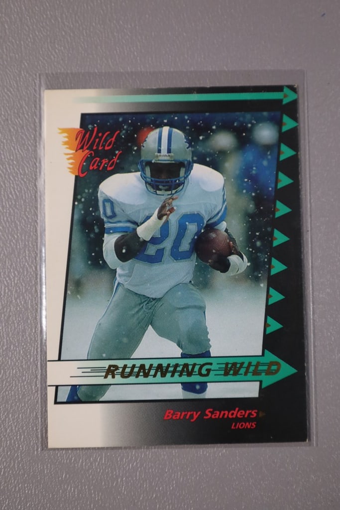 BARRY SANDERS CARD: A 1992 WILD CARD RUNNING WILD INSERT CARD. NEAR MINT OR BETTER CONDITION.