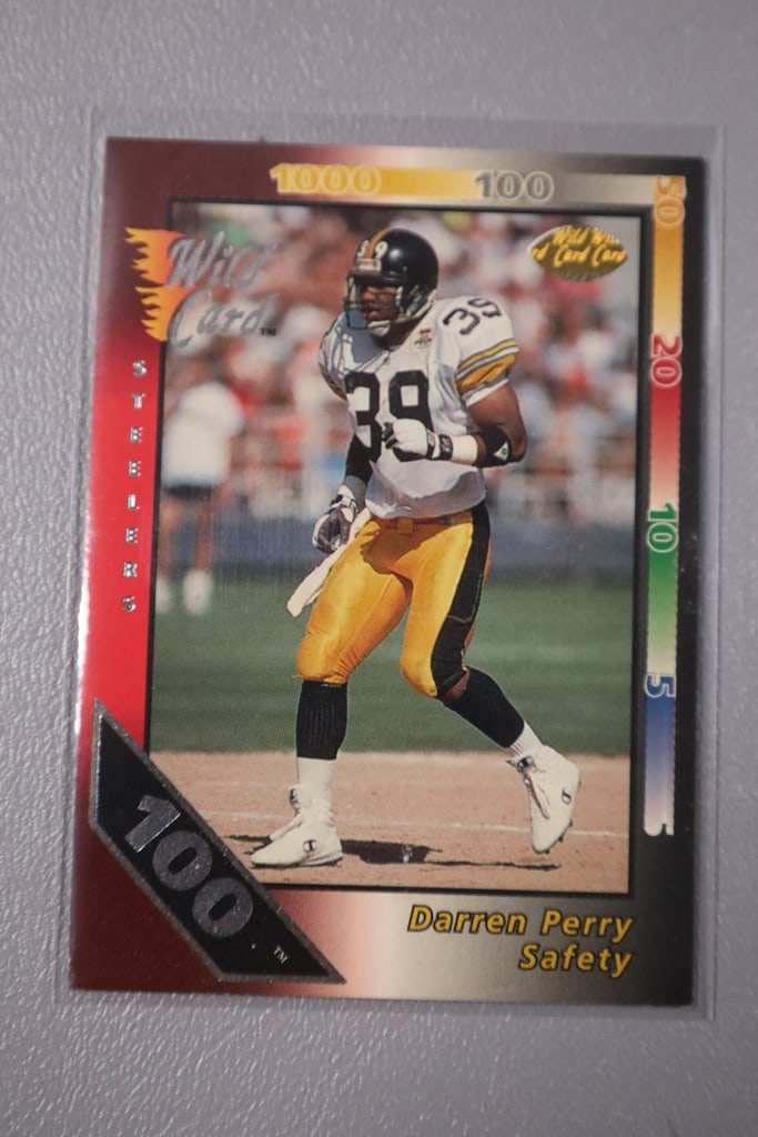 DARREN PERRY CARD: A 1992 WILD CARD 100 STRIPE SHORT PRINT PARALLEL CARD. NEAR MINT OR BETTER CONDITION.
