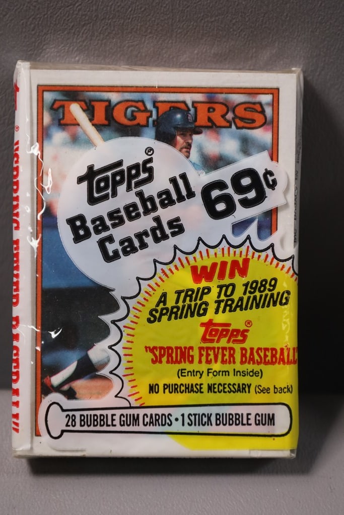 1998 TOPPS BASEBALL: A 1988 TOPPS BASEBALL CELLO PACK. SEALED.