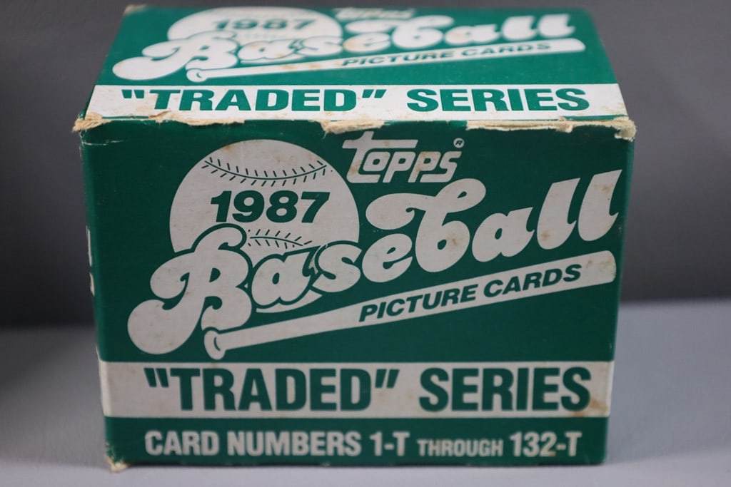 1987 TOPPS TRADED: A 1987 TOPPS TRADED SET.