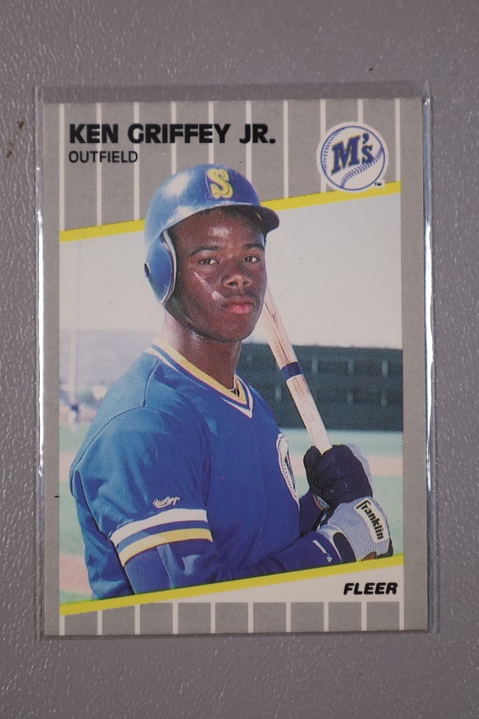 KEN GRIFFEY JR ROOKIE: A 1989 FLEER KEN GRIFFEY JR ROOKIE CARD. NEAR MINT OR BETTER CONDITION.