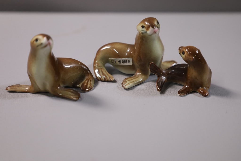 VINTAGE KELVIN'S FIGURES: A GROUP OF VINTAGE BONE CHINA KELVIN'S SEAL FIGURES FROM SEA WORLD. VERY GOOD CONDITION