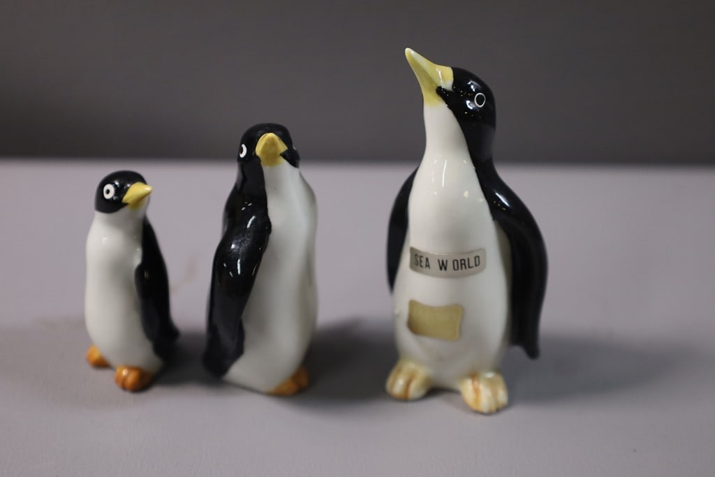 VINTAGE KELVIN'S FIGURES: A GROUP OF VINTAGE BONE CHINA KELVIN'S PENGUIN FIGURES FROM SEA WORLD. VERY GOOD CONDITION.