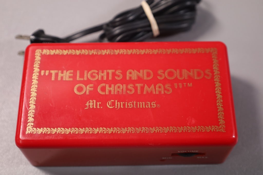 VINTAGE CHRISTMAS: A VINTAGE MR. CHRISTMAS SYNCH MACHINE. PLUG IN YOUR LIGHTS AND IT MATCHES WITH THE MUSIC. WORKS.