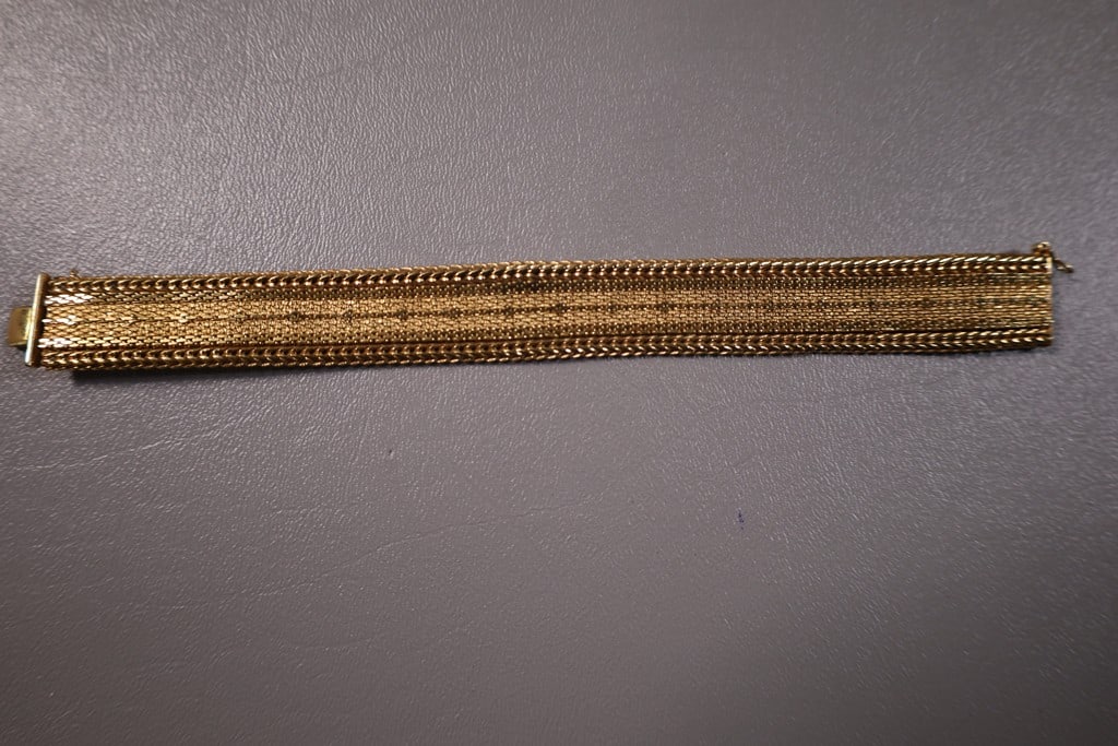 VINTAGE GOLD FILLED BRACELET: A VINTAGE GERMAN 1/80TH 18KT GOLD FILLED BRACELET.